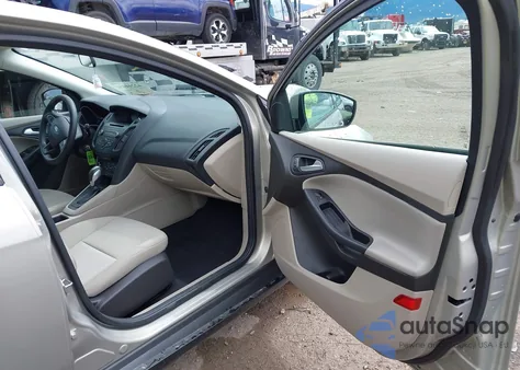 2015 Ford Focus Se z USA, uszkodzony, nr VIN 1FADP3K28FL384913